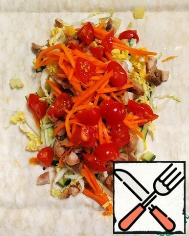 Collect shaverma: spread out the pita bread , lay out layers of chicken, cabbage, tomato, cucumber, carrot in Korean and cheese.