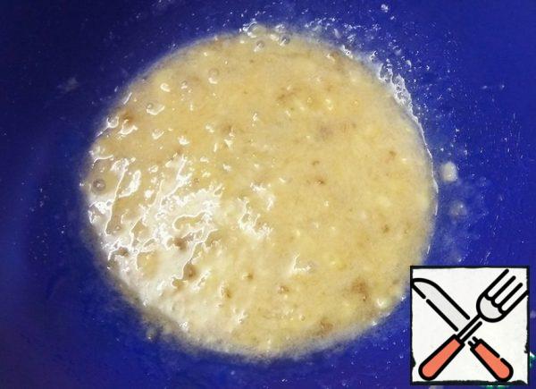 Mash a ripe banana with a potato masher in mashed potatoes. Mix with sugar and honey.