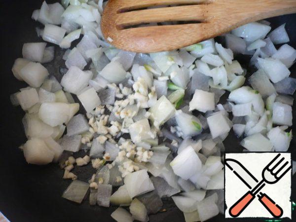 Heat the olive oil in a saucepan over medium heat, then add the onion and finely chopped garlic. Fry the onion and garlic until golden brown, about 5 minutes.
