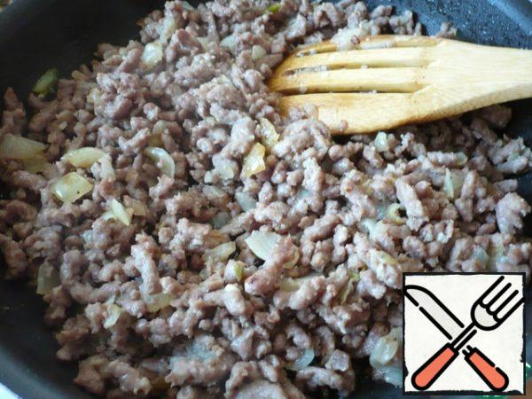 Mix the minced meat well with a spatula so that there are no lumps and fry until cooked.