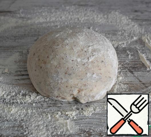 Get the dough out of the refrigerator, put it on a lightly floured work surface, knead it, cover it with a towel (or film) so that the dough does not get wet.
While the dough is warming up after the refrigerator and "resting", prepare the filling.