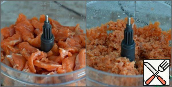 Filling.
Put the red fish fillet (trout, pink salmon, chum salmon) in the bowl of a food processor. Grind into a homogeneous mass.