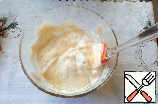 Add the whipped whites in parts. The first portion is thoroughly mixed. The rest are carefully stacked from the bottom up.