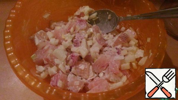 For the minced meat, cut the fish and onion into cubes, salt, pepper and mix with 1 tbsp of mayonnaise.