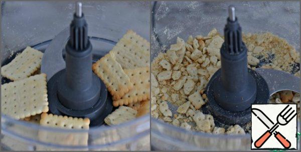 Also chop the cookies. Cookies can be used any: unsweetened cracker, shortbread, sugar, oatmeal. This time I was making dessert with cookies.