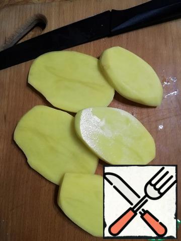 Everything is done very simply and quickly. Peel the potatoes and cut them into slices.