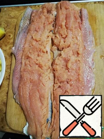 Clean the pink salmon, remove the spine and select the bones. Lightly salt and sprinkle with lemon juice.