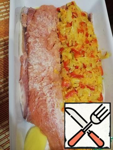 Put the pink salmon on the potatoes. Put the vegetable filling on one part of the fish. Leave a little filling for the top of the fish.