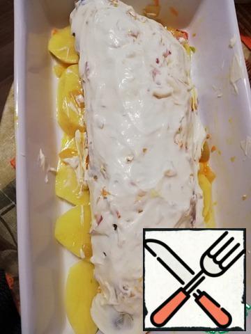 Mix sour cream with mayonnaise and mustard. You can also take French mustard. I have a regular one. Distribute the sauce well over the pink salmon. Bake in the oven at 180°C for 35-40 minutes until Golden brown. I baked for 40 minutes.