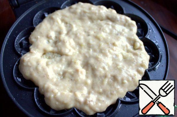 Knead the dough. Preheat the waffle iron and lubricate it with oil.