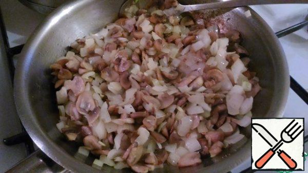 For the filling, fry the mushrooms on 2 tablespoons of vegetable oil, add finely chopped onion, season with salt and pepper and turn off the stove after 5 minutes. The filling cools down.
When there is no fast, I add sour cream to the minced meat - 1-2 tablespoons.
