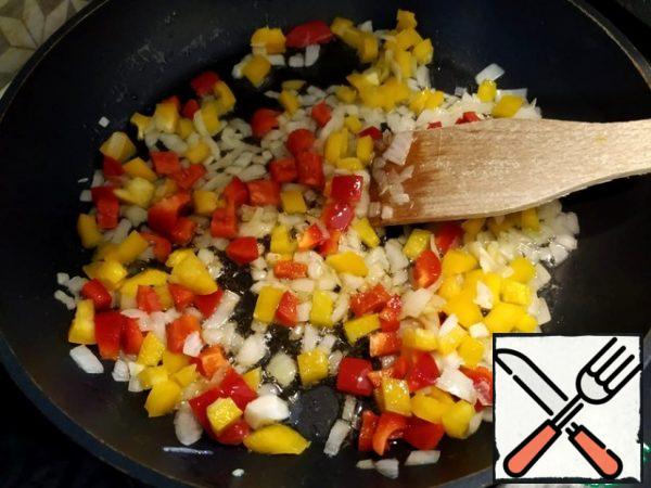 Cut the bell peppers and onions into cubes and fry in oil until half cooked. Allow to cool a little, add a spoonful of breadcrumbs.