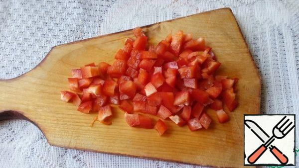 Cut the bell pepper into small cubes.