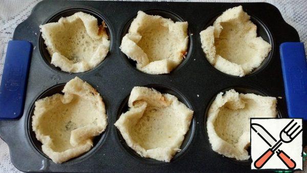 In a greased cake pan, place the bread blanks, forming the bottom and sides.