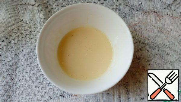For the filling, whisk the eggs, salt and sour cream until smooth.