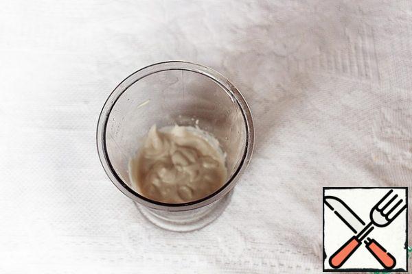 Prepare the vegan mayonnaise. In a container for an immersion blender, pour 3 tablespoons of liquid from under the beans, lemon juice, put sugar, mustard and salt.
Whisk, gradually adding a thin stream of vegetable oil, until thick. Do not make a double portion at a time - it may be badly whipped.
