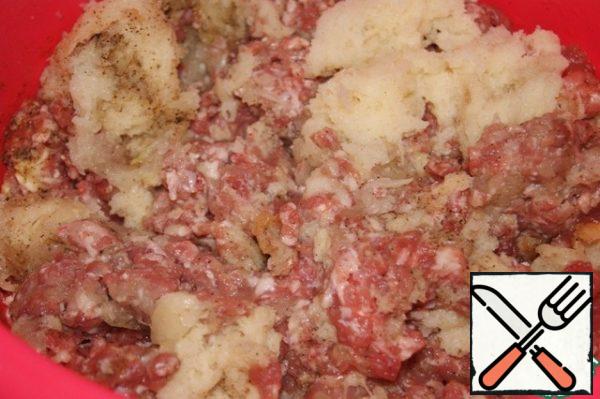 To prepare cutlets, we will need ground beef, I have a pork shoulder. You can cook from your favorite meat - pork, beef, poultry or mixed.
Soak the loaf in water and squeeze, add to the minced meat.
Garlic and onion RUB on a grater, add to the mince, season with salt and pepper to taste.