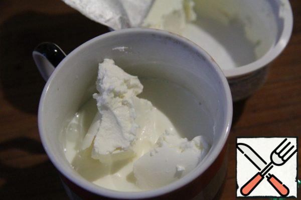 Mix cottage cheese (also known as cream cheese) with milk and mix well.