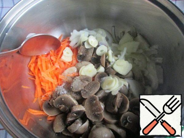 Place the mushrooms and vegetables in a saucepan, add the spices, salt, sugar and vinegar. Mix everything well.