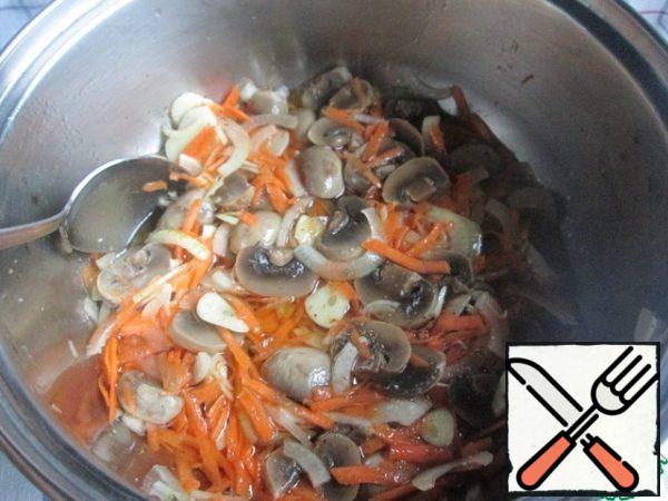 In a saucepan, heat the vegetable oil until bubbles form (I took refined sunflower oil), pour it into a frying pan and mix. Cover tightly and leave overnight in a cool place. For convenience, you can transfer it to a jar after cooling down.
