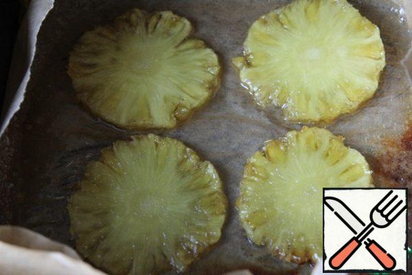 Peel the pineapple, cut it into thin slices and put it in one layer on a baking sheet covered with foil or baking paper. Sprinkle with sugar (I did not use all of the specified sugar, to taste) and bake in the oven until golden brown. Cool.