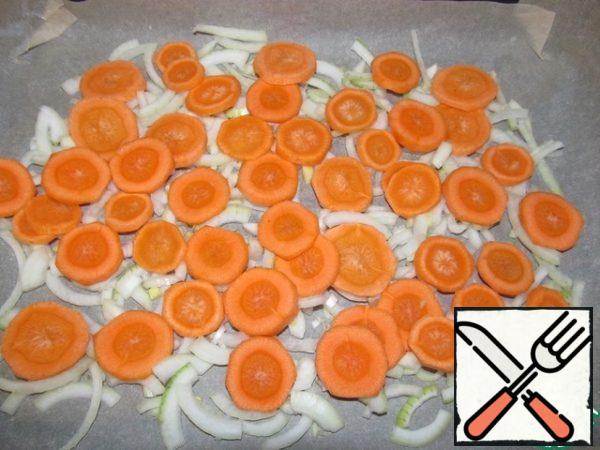 Spread the carrot slices evenly over the onion. Also a little salt.