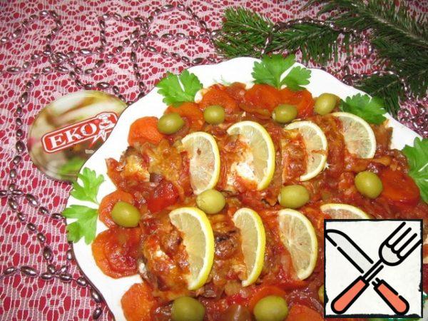 Put the fish and vegetables on a platter and garnish with lemon slices, olives and herbs.