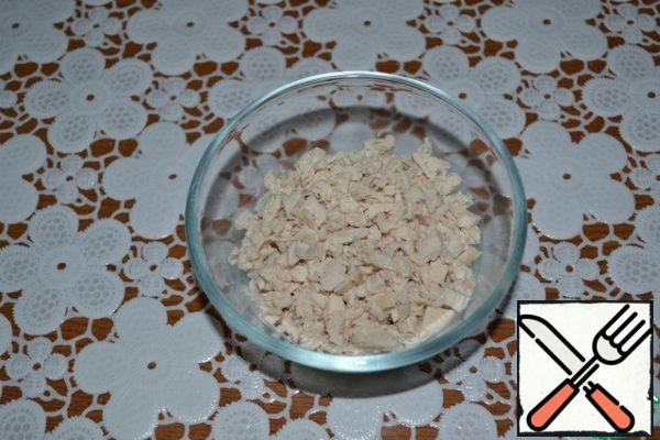 Boil chicken breast fillet in salted water, cool and cut into small pieces.