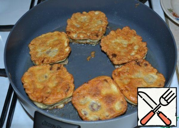 Dip the bread in the batter and fry in a small amount of vegetable oil on both sides, until Golden brown.