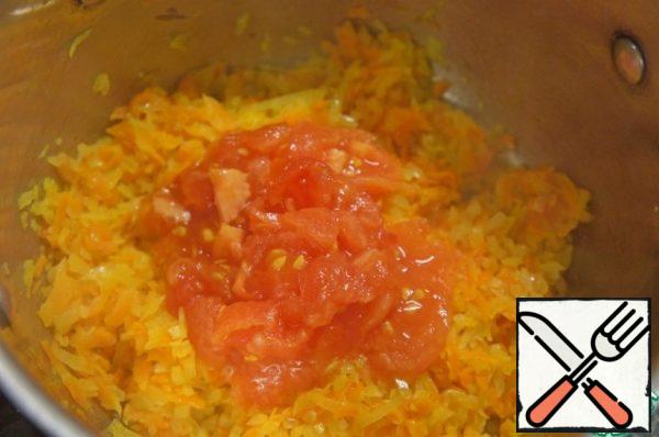 Chop the peeled tomatoes and send them to stew with onions and carrots for 3 minutes.