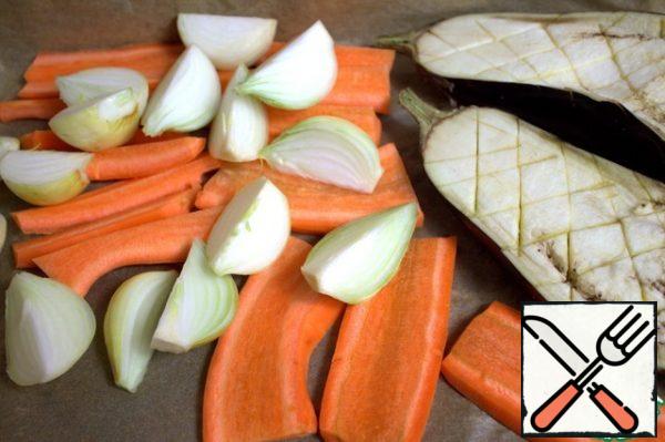 Cut the carrots lengthwise. Cut the bulbs in half or into quarters. I have 4 small ones, we love onions, but half an onion is enough. Cut the eggplants lengthwise and make a mesh with a knife.
