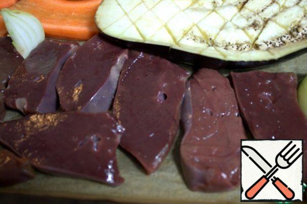 Cut the liver into slices. Transfer to parchment in a form with vegetables.