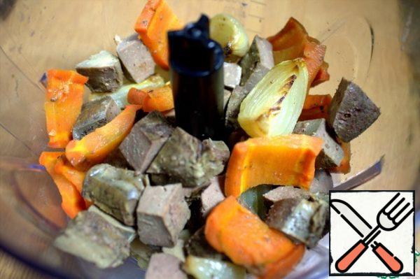 When the vegetables are soft and the liver is ready, remove and chop coarsely.
