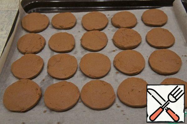 Bake in a well-heated 180*C oven for 10 minutes. Time should be noted, because the liver does not show that it was baked. Cool. Cookies are very soft!