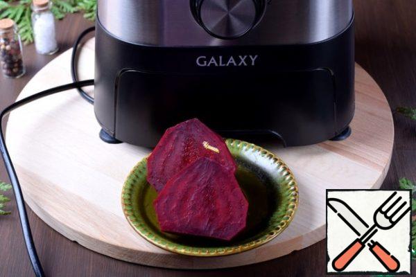 While the meat is cooking, let's prepare a side dish of beetroot.
Peel the beetroot. I cut it in half to make it easier to load into the combine.
