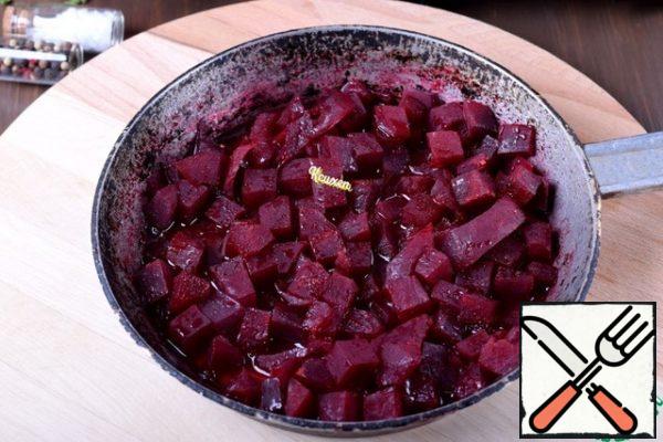 Put the beets in a small saucepan, cover with water and simmer under the lid for about 10 minutes.
Then add the sugar and butter, cover the pan again and cook for about 10 minutes until soft.
At the end, season the beetroot with ground ginger, salt and coarse pepper, cook for 1-2 minutes and remove the garnish from the heat.
