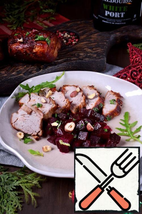 Well, now, as the famous chef Ivlev says: "Serve, garnish, serve!"
Rested pork tenderloin cut into thin slices and spread on serving plates.
Spicy beets, spread next to the meat and sprinkle with coarsely chopped hazelnuts and fresh herbs.