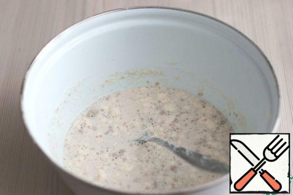 Heat the milk (200 ml) and add 1 tablespoon of sugar,
add 7 g of granulated dry yeast,
from the total amount of flour, take 2 tablespoons and add to the mixture. Put the container in a warm place to dissolve the yeast.