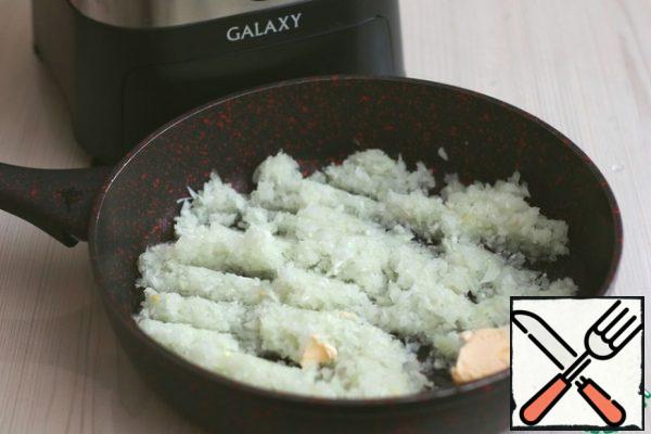 Heat 2 tablespoons of vegetable oil in a frying pan, add 50 g of butter.