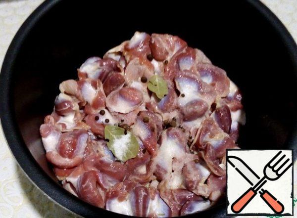 I will cook in a slow cooker on the program - a pressure cooker for 40 minutes. in a normal pan, cook as a jelly until fully cooked, over low heat, so that they are very soft, cooked. Add to the ventricles salt, allspice and black pepper peas, Bay leaf, add level with water.