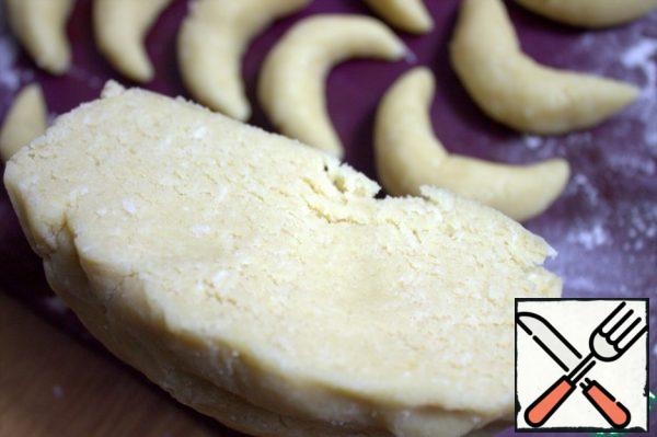 Put the remaining dough in the refrigerator.