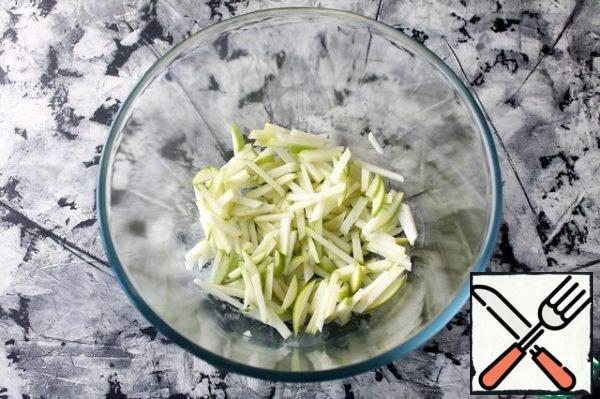 Apple (green, better, Granny Smith) cut into thin slices.
Fold into a bowl and pour over the lemon juice. Stir.