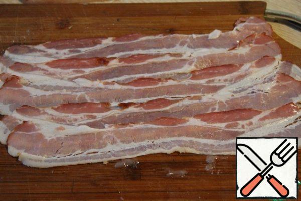 Tile the strips of bacon.