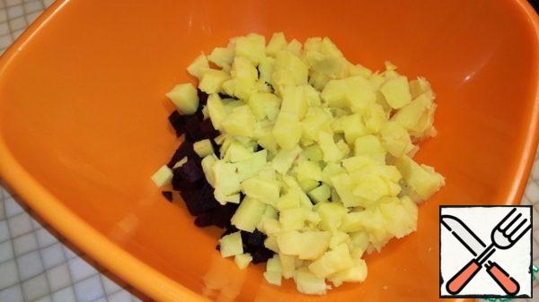 Cut the potatoes into small cubes. Send to the beets.