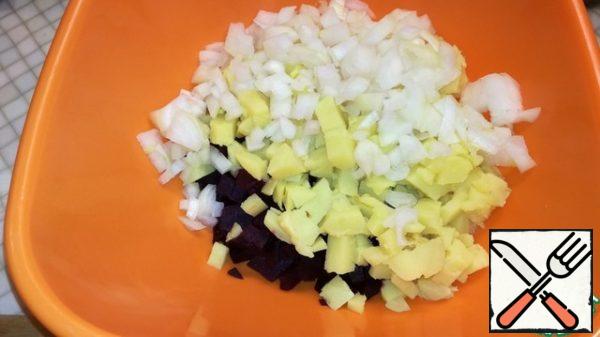 Cut the onion into cubes. If you are afraid that it will be bitter, pour boiling water for 15 minutes . Add the remaining ingredients to the bowl.