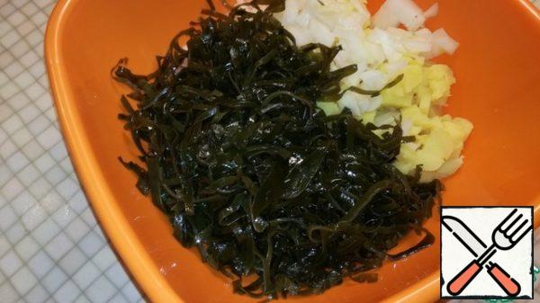 Cut the seaweed into small pieces. Send to a bowl.Cut the seaweed into small pieces. Send to a bowl.