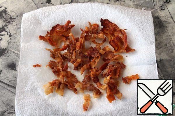 Raw bacon (7 slices) cut into strips and fry in a pan until Golden brown.
Put on a paper towel.
