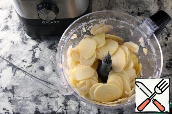 Cut the potatoes into slices using a food processor with a "slicing" attachment.