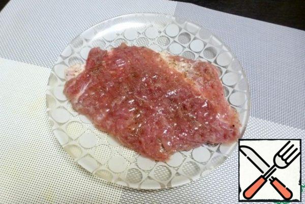 First prepare the vegetable filling. To do this, finely chop the onion and garlic, and grate the carrots and beets on a coarse grater. Fry everything until soft, at the end add a spoonful of tomato sauce. Season with salt and pepper and add a pinch of sugar. Leave to cool.
Cut the pork into thin slices equal to the desired number of rolls.
Beat the meat layer well, season with salt, pepper and sprinkle with vegetable oil.