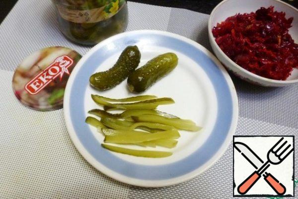 For piquancy and bright taste, pickles are also put in the filling.